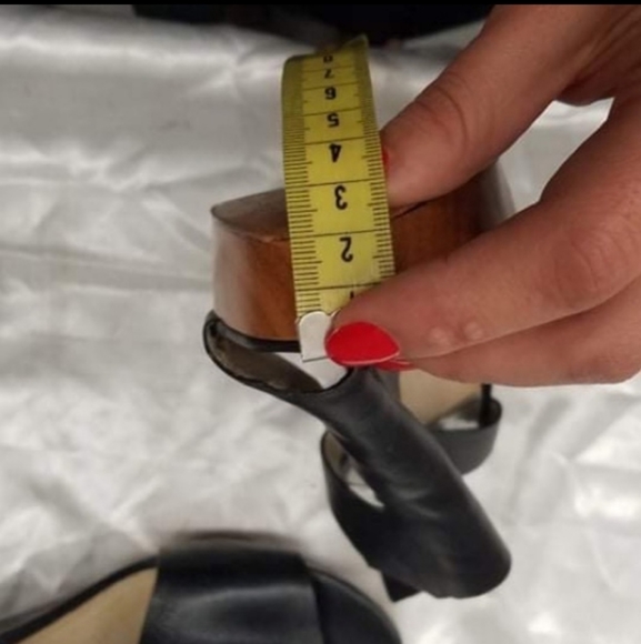 MICHEAL KORS PLATFORM SANDALS - Picture 10 of 11